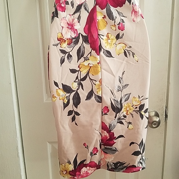 Beautiful bodycon midi length dress - Picture 4 of 4